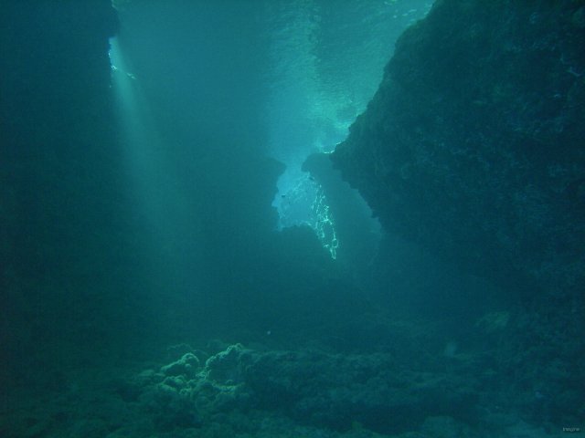 9- La grotte sous-marine laisse filtrer les rayons de soleil 